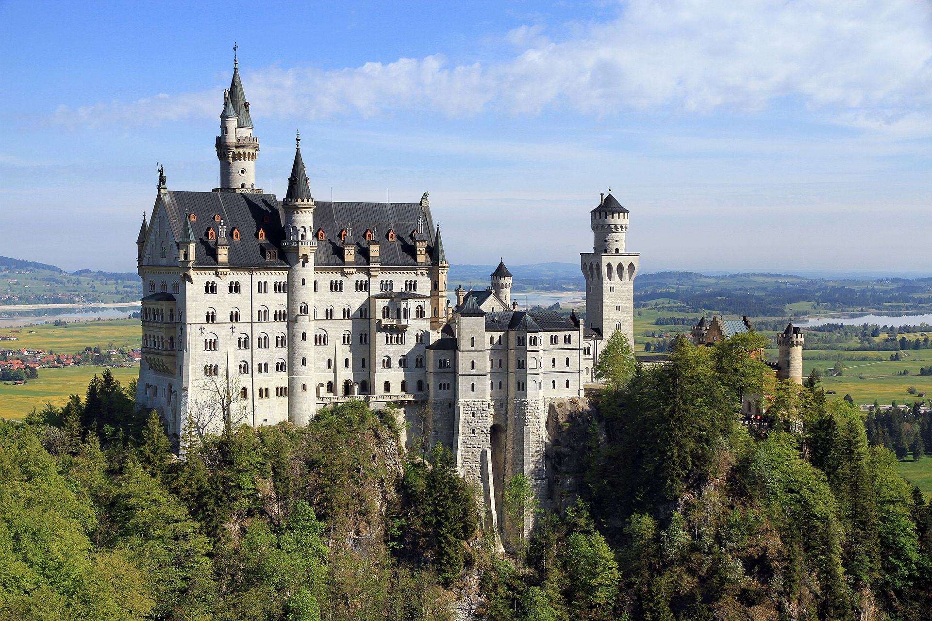 Neuschwanstein_Castle_from_Marienbr%C3%BCcke_2011_May.jpg